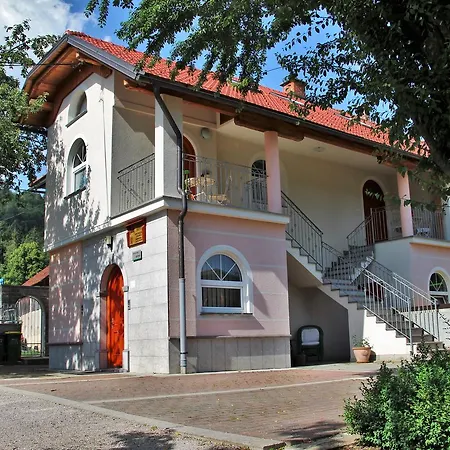 Prenocisca Angelin Hram, Tiny Apartamento