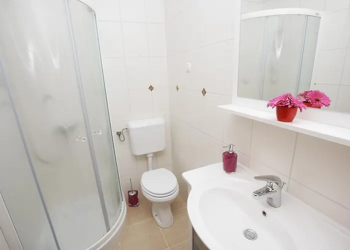 Prenocisca Angelin Hram, Tiny